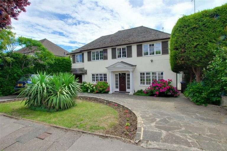 Courtleigh Avenue, Hadley Wood, Hertfordshire Statons