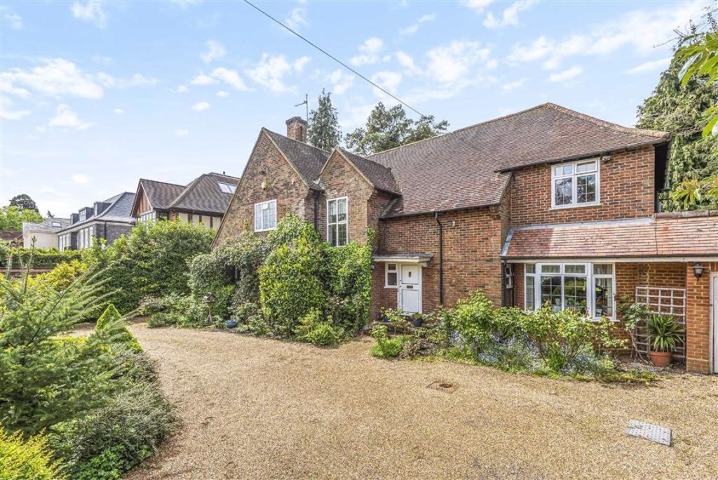 Newlands Avenue, Radlett, Hertfordshire Statons