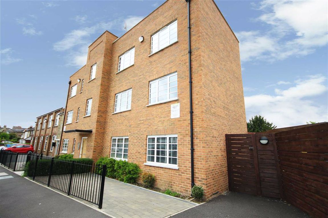 Victoria Road, Hertfordshire Statons