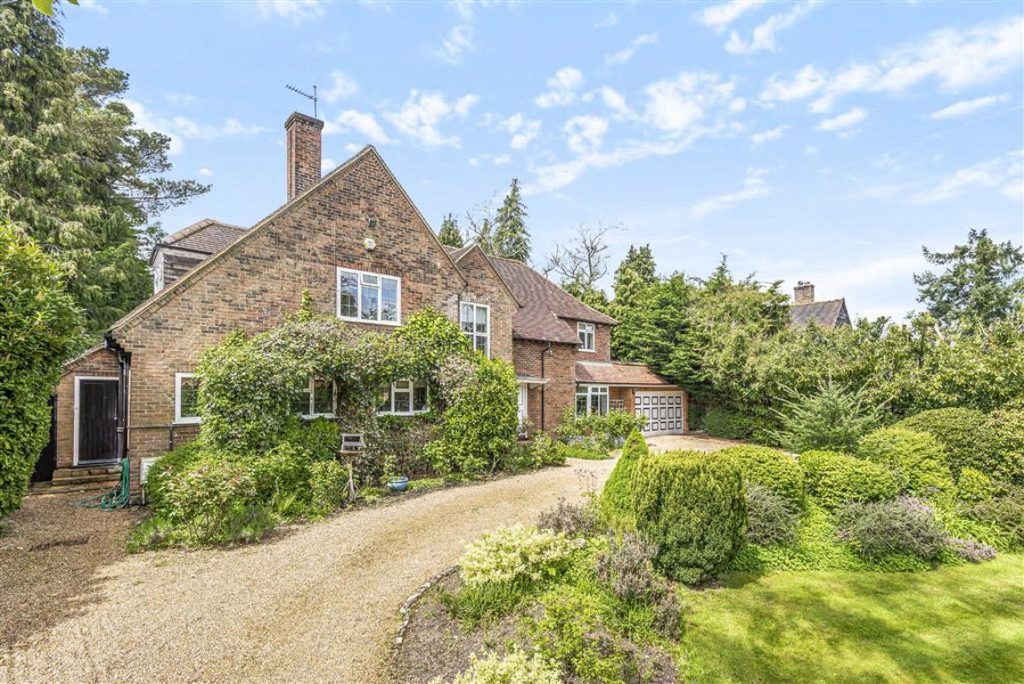 Newlands Avenue, Radlett, Hertfordshire Statons