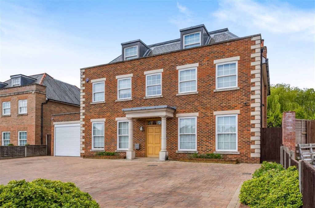 Parkgate Avenue, Hadley Wood, Hertfordshire Statons