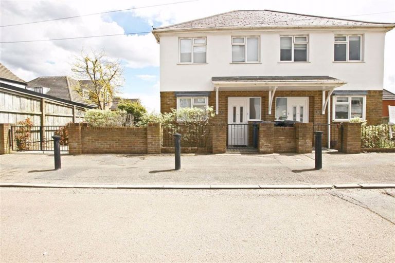 Marlborough Gardens, Whetstone Statons