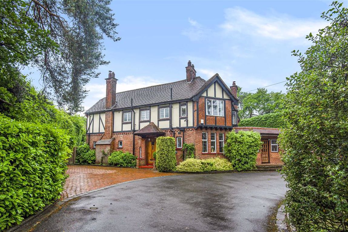 The Ridgeway, Cuffley, Hertfordshire Statons