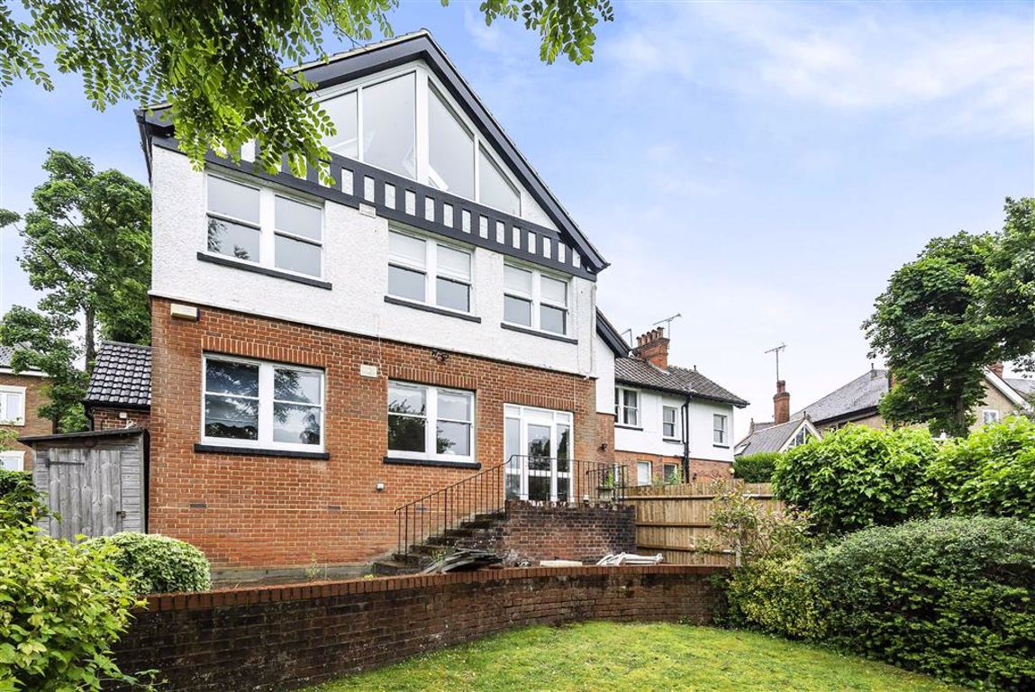 Lancaster Avenue, Hadley Wood, Hertfordshire Statons