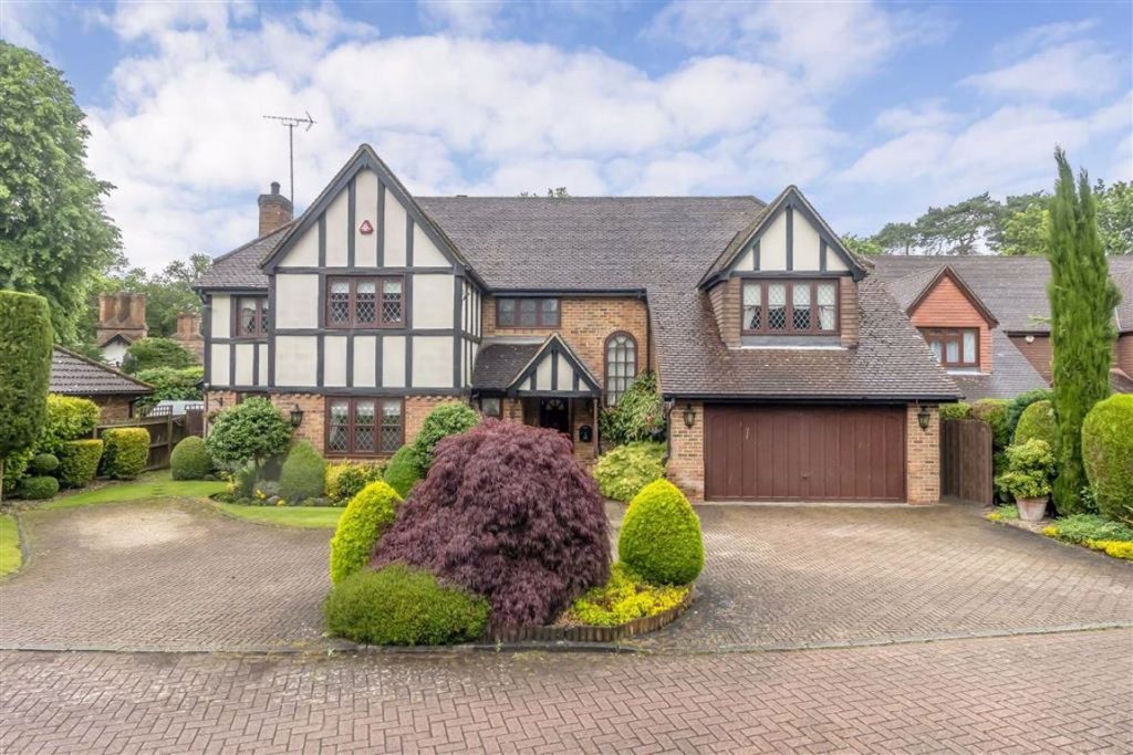 Shepherds Walk, Bushey Statons