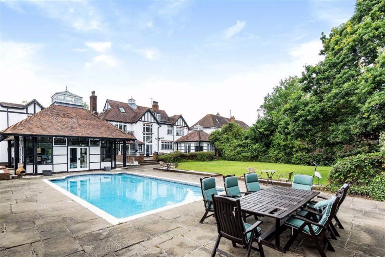 The Ridgeway, Cuffley, Hertfordshire Statons