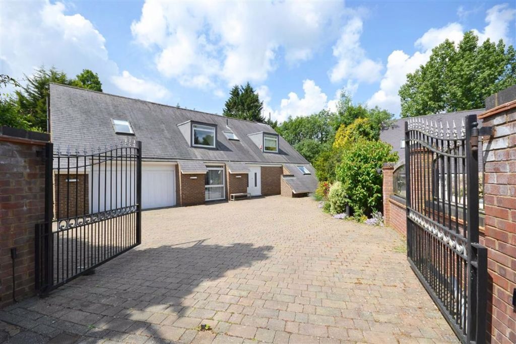 White Orchards, Totteridge, London Statons