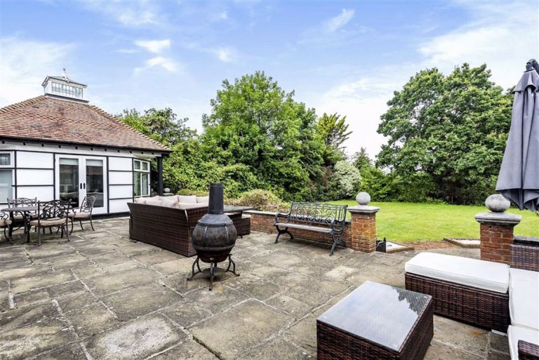 The Ridgeway, Cuffley, Hertfordshire Statons