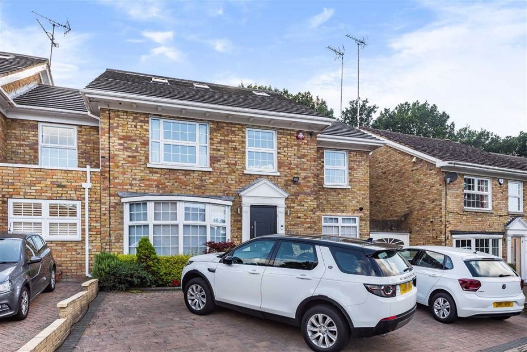 Hartfield Avenue, Elstree, Hertfordshire Statons