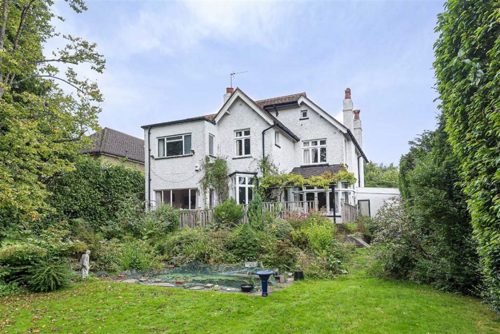 Aldenham Grove, Radlett, Hertfordshire Statons