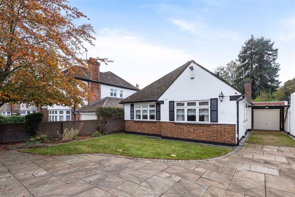 Bush Hill, Winchmore Hill, London Statons