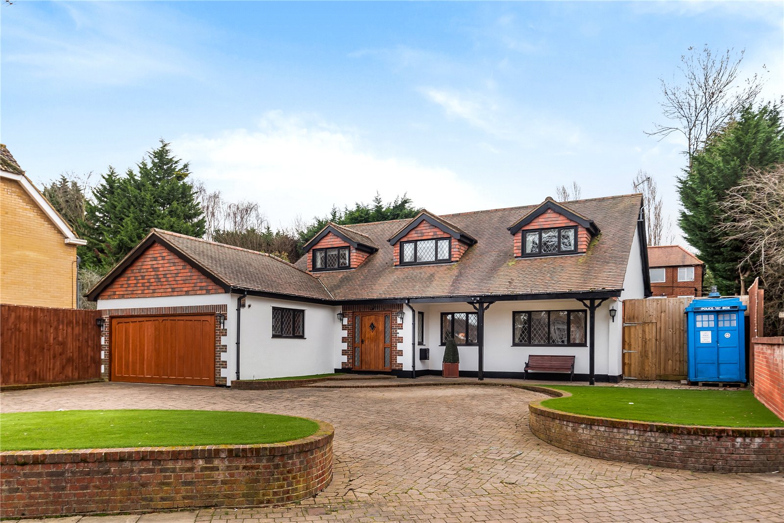 Lancaster Avenue, Hadley Wood Statons