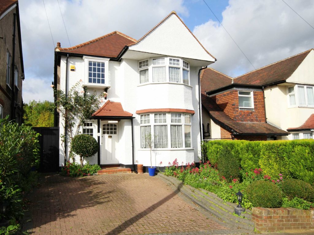 Oakhurst Avenue, Statons