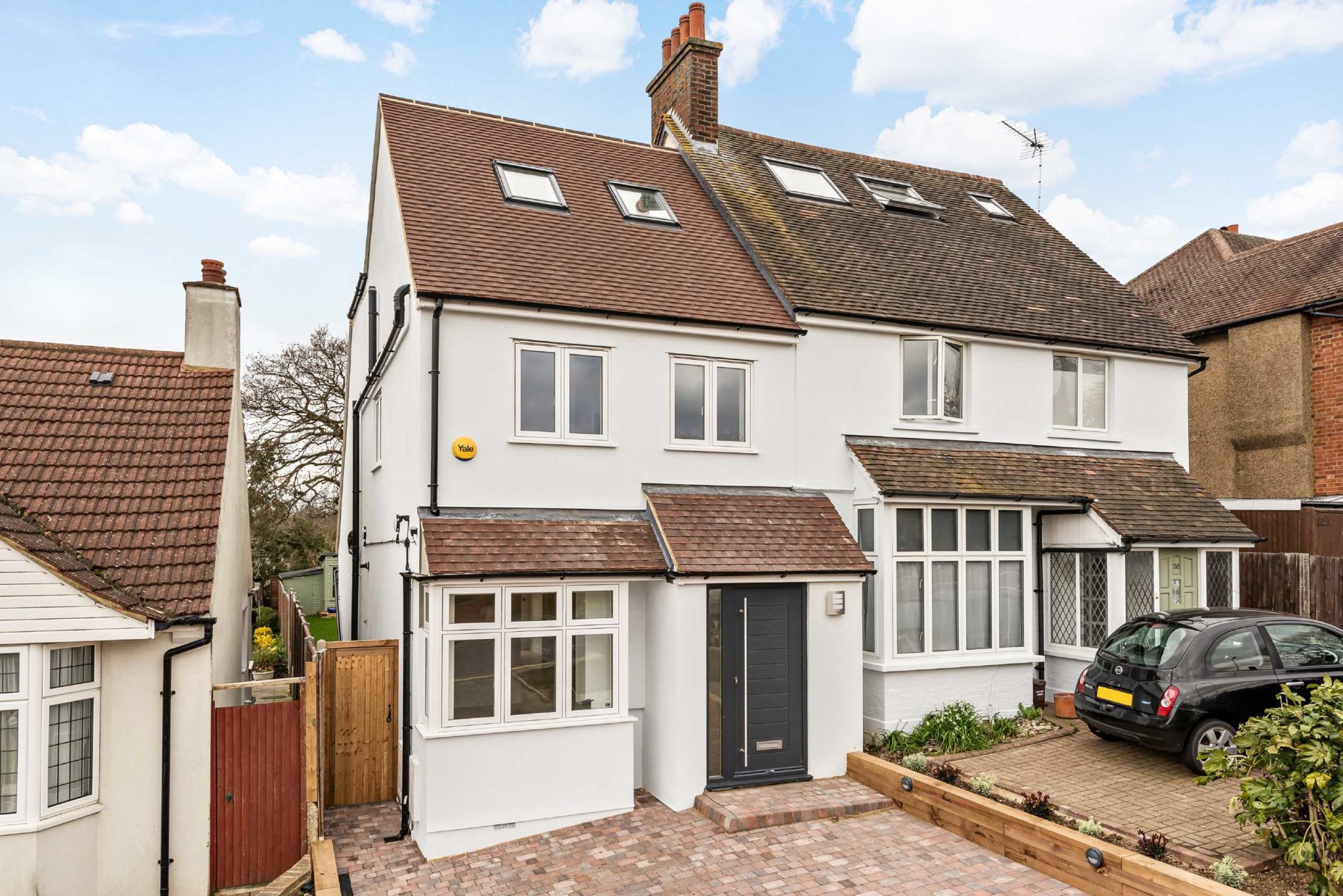 Normandy Avenue, Statons