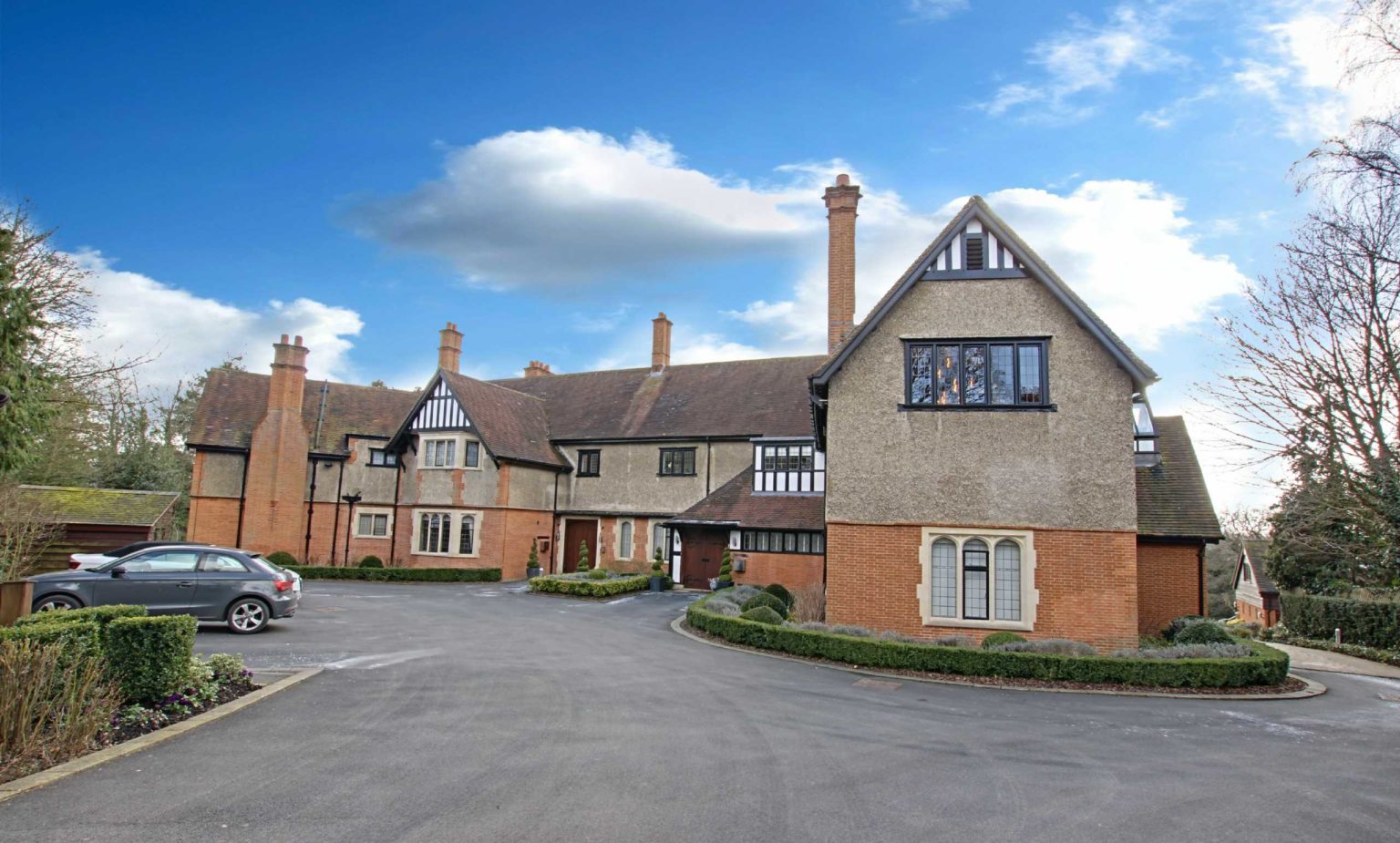 Totteridge Green, Totteridge Statons