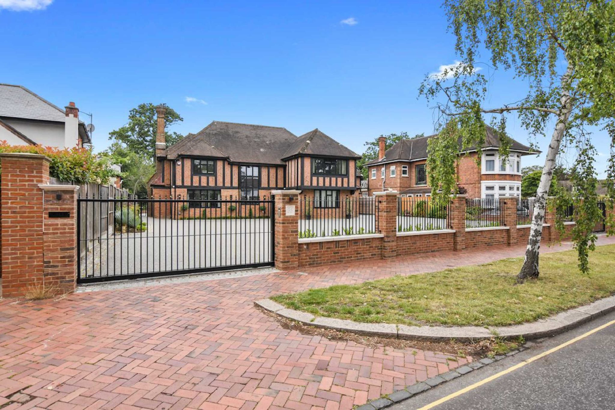 Broad Walk, Winchmore Hill Statons