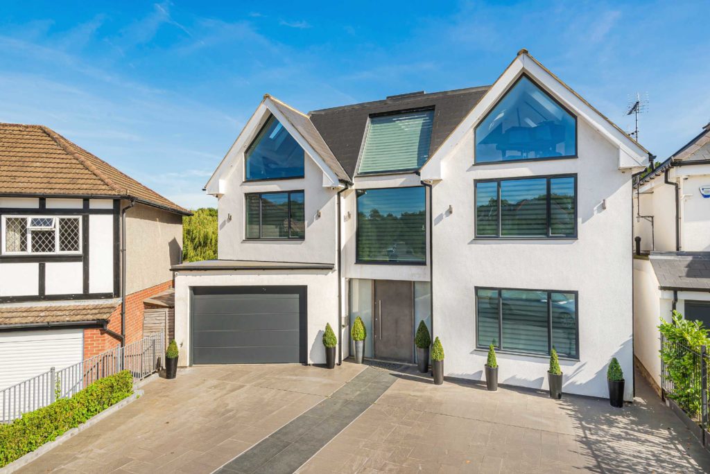 Parkgate Avenue, Hadley Wood Statons