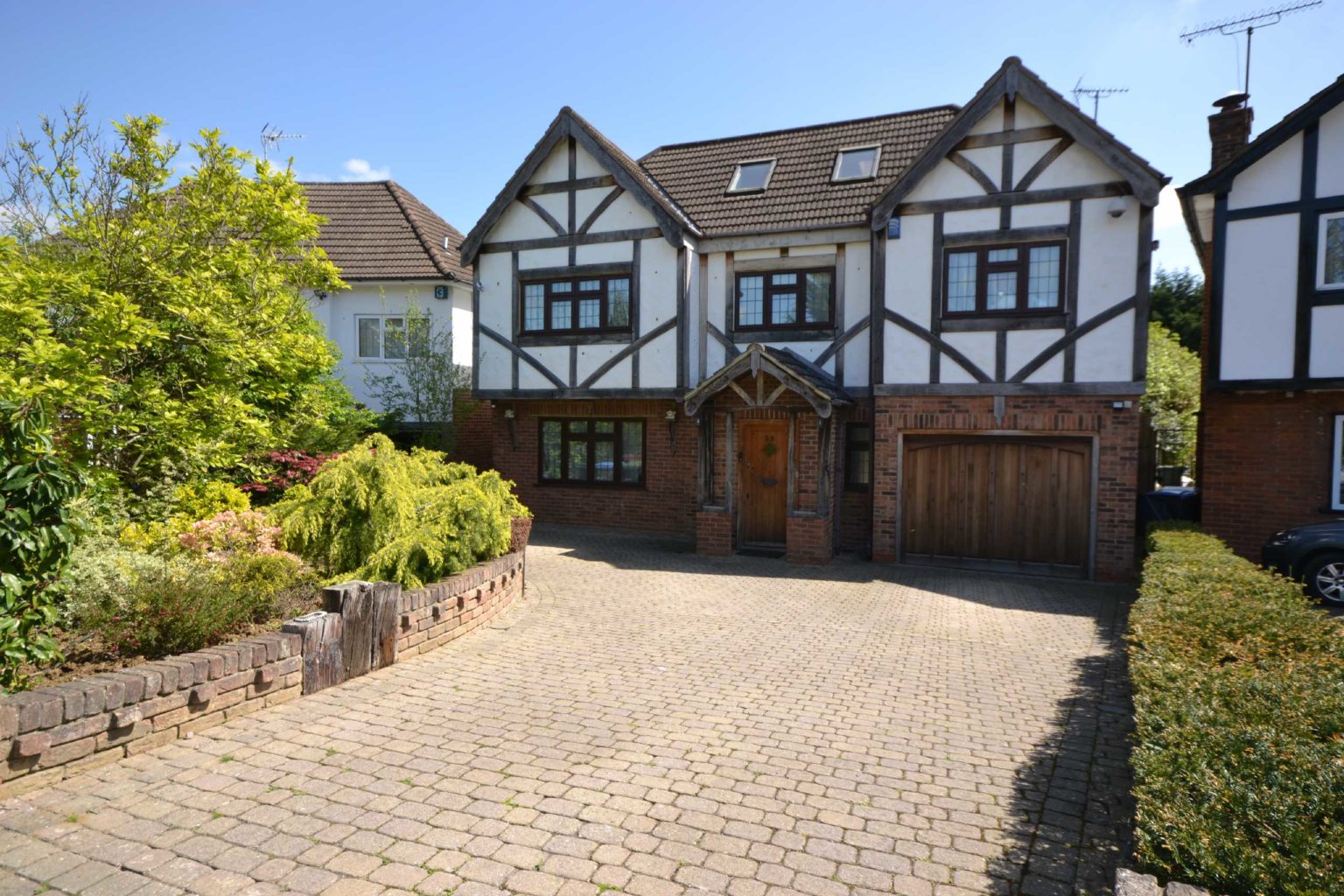 Parkgate Avenue, Hadley Wood Statons