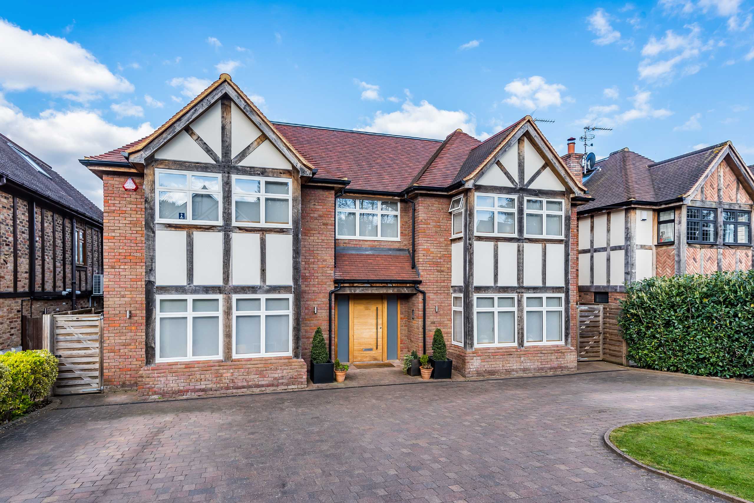 Goodyers Avenue, Radlett Statons