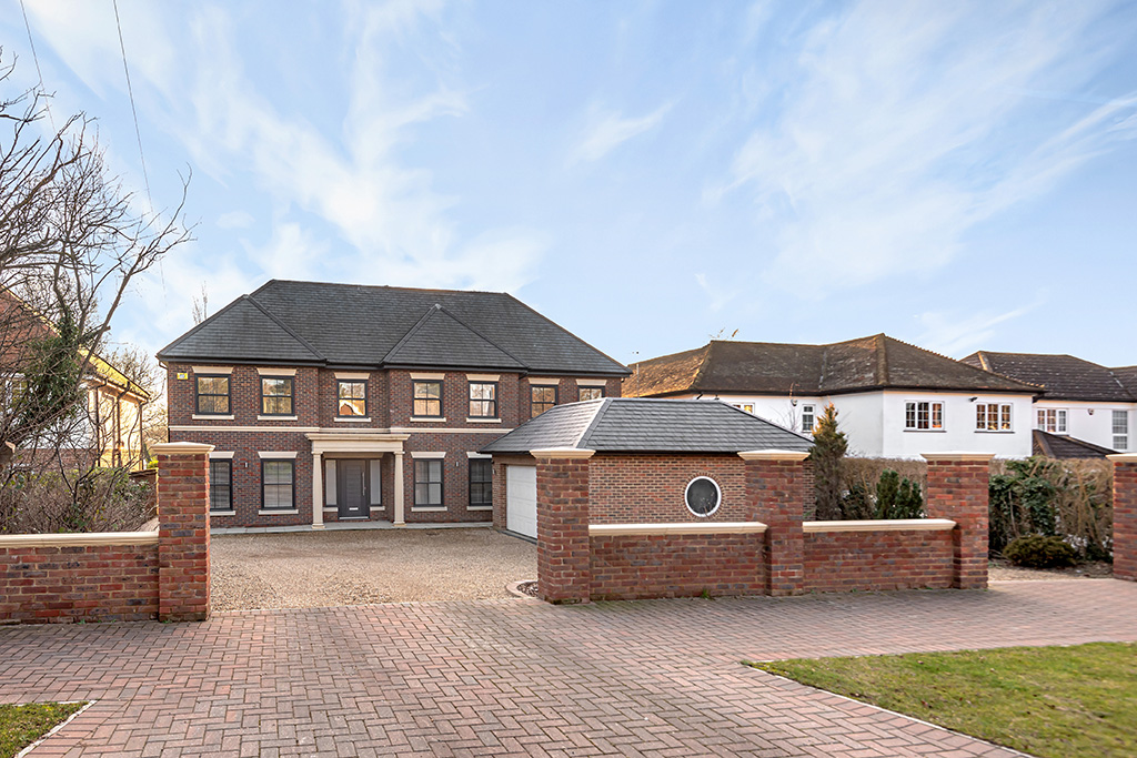 Mymms Drive - Cuffley - A spacious and versatile detached family residence  - Sold Undisclosed