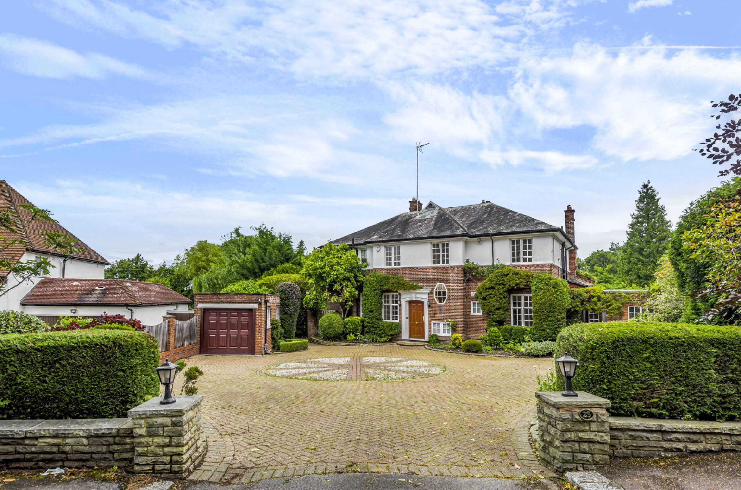 Crescent East, Hadley Wood Statons