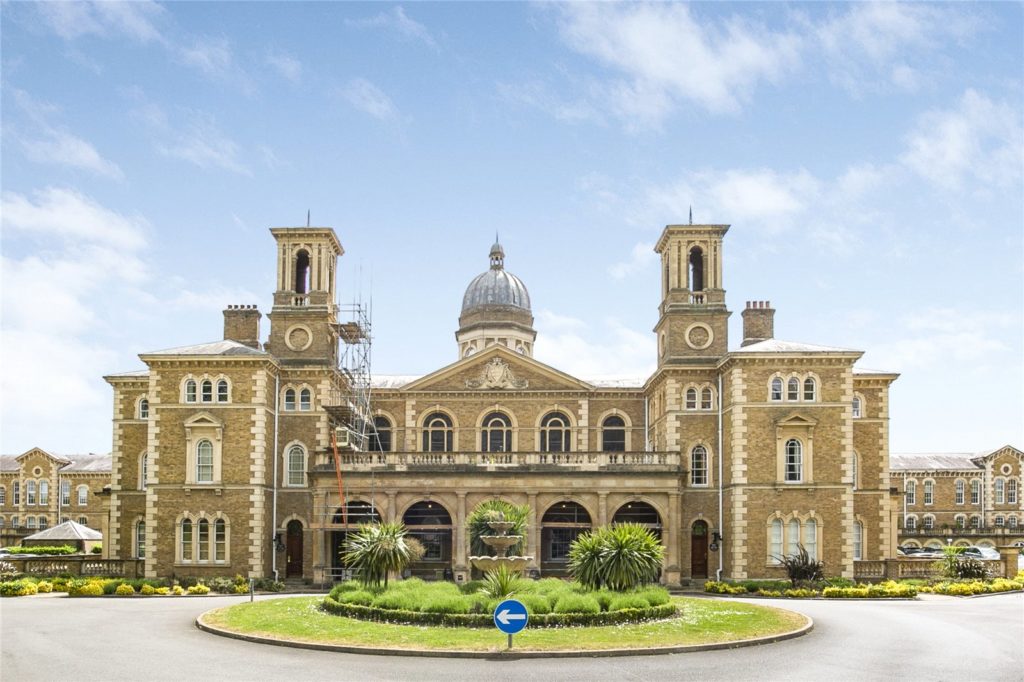 Princess Park Manor, Royal Drive Statons