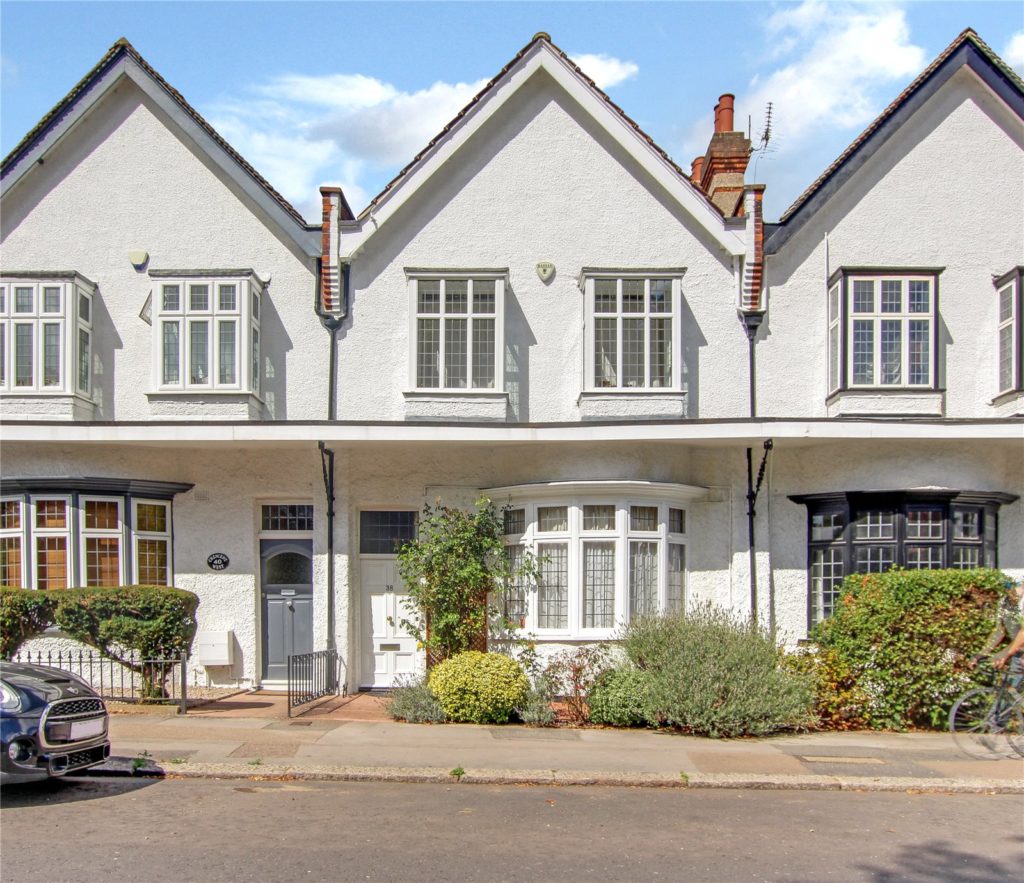 Crescent West, Hadley Wood Statons