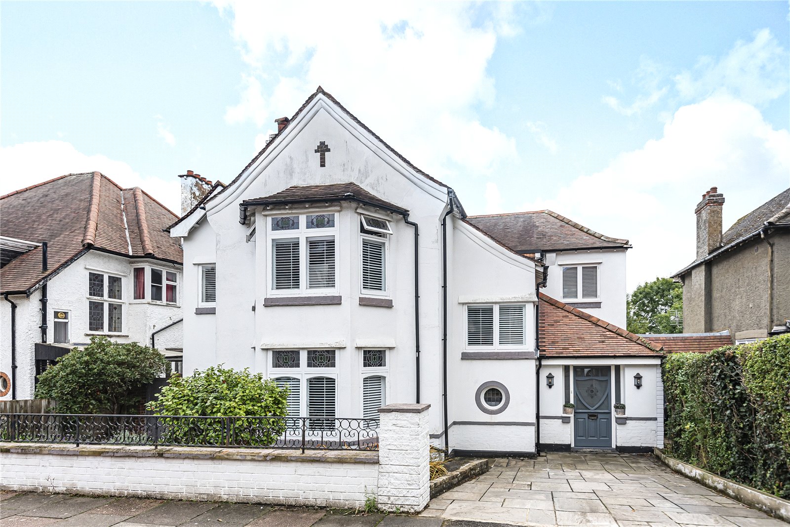 Bedford Avenue, Statons