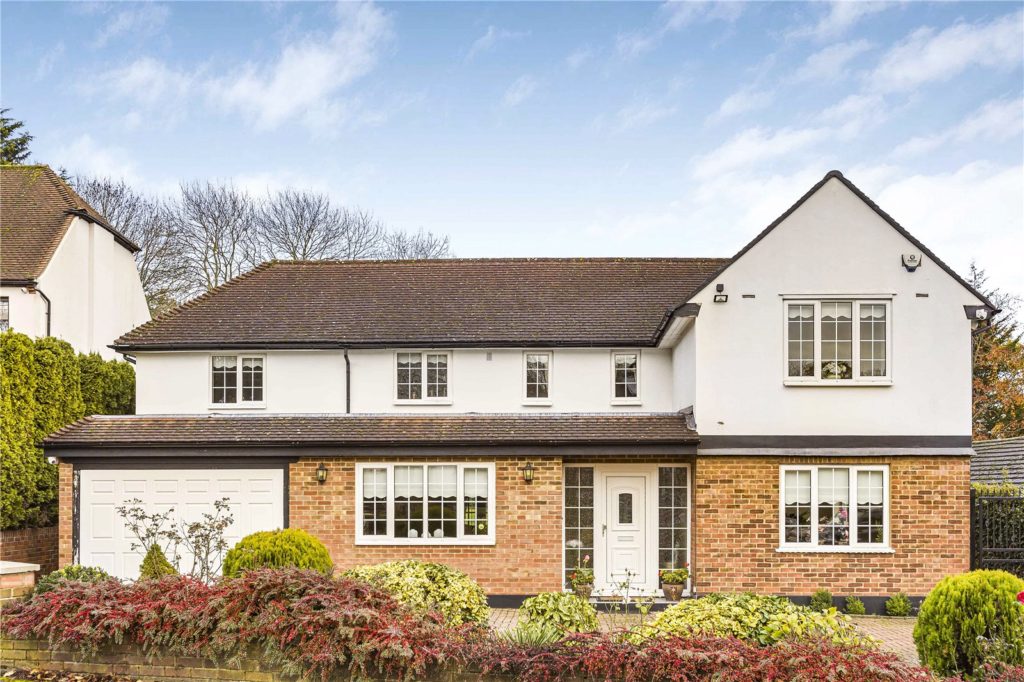 Parkgate Avenue, Hadley Wood Statons