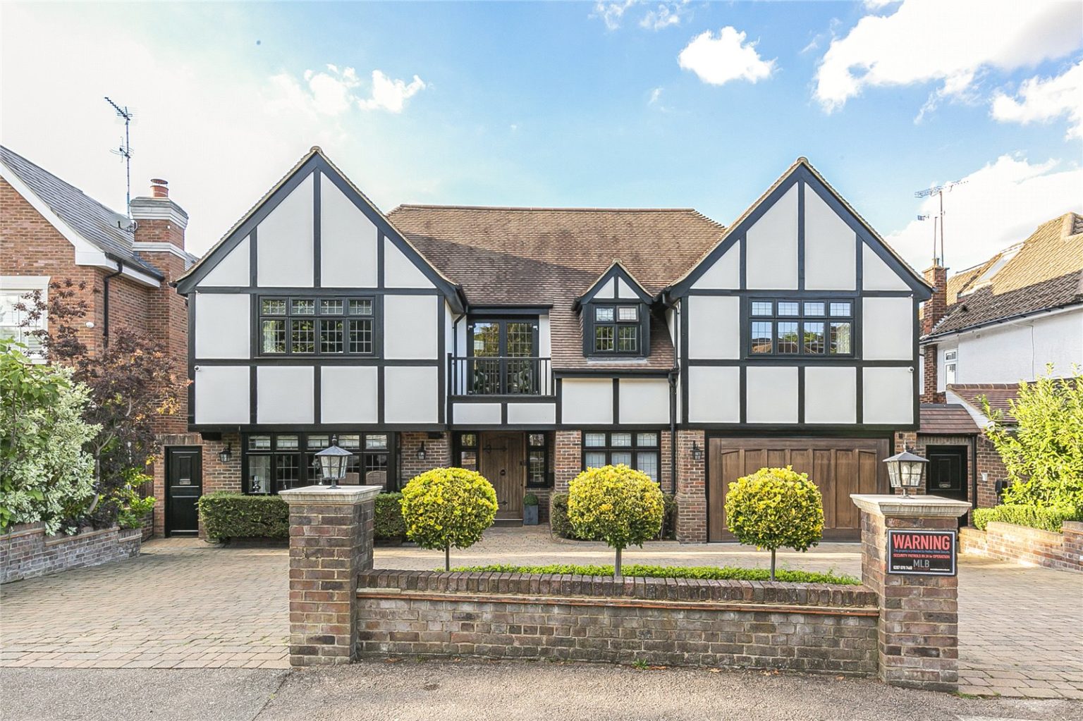 Lancaster Avenue, Hadley Wood Statons