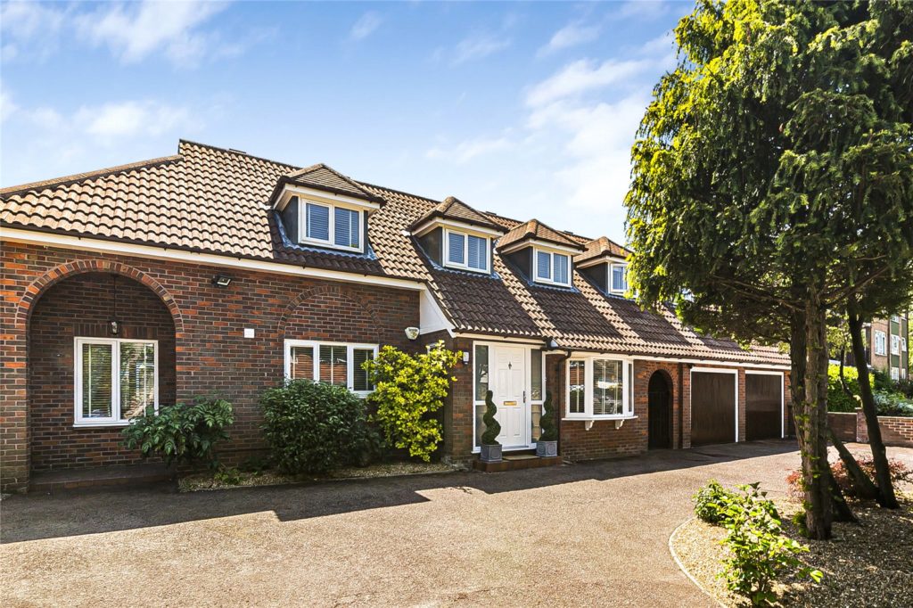 Thatcham Gardens, Whetstone Statons