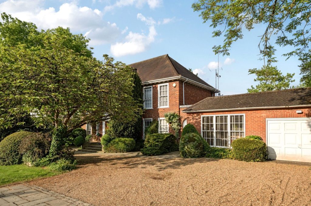 Barham Avenue, Elstree Statons