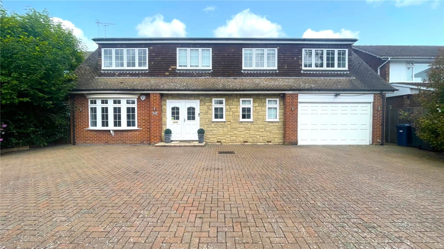 Field End, Arkley Statons