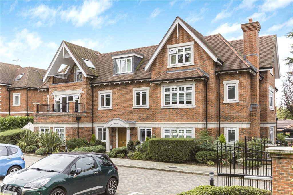 Manor Wood Gate, Coombehurst Close