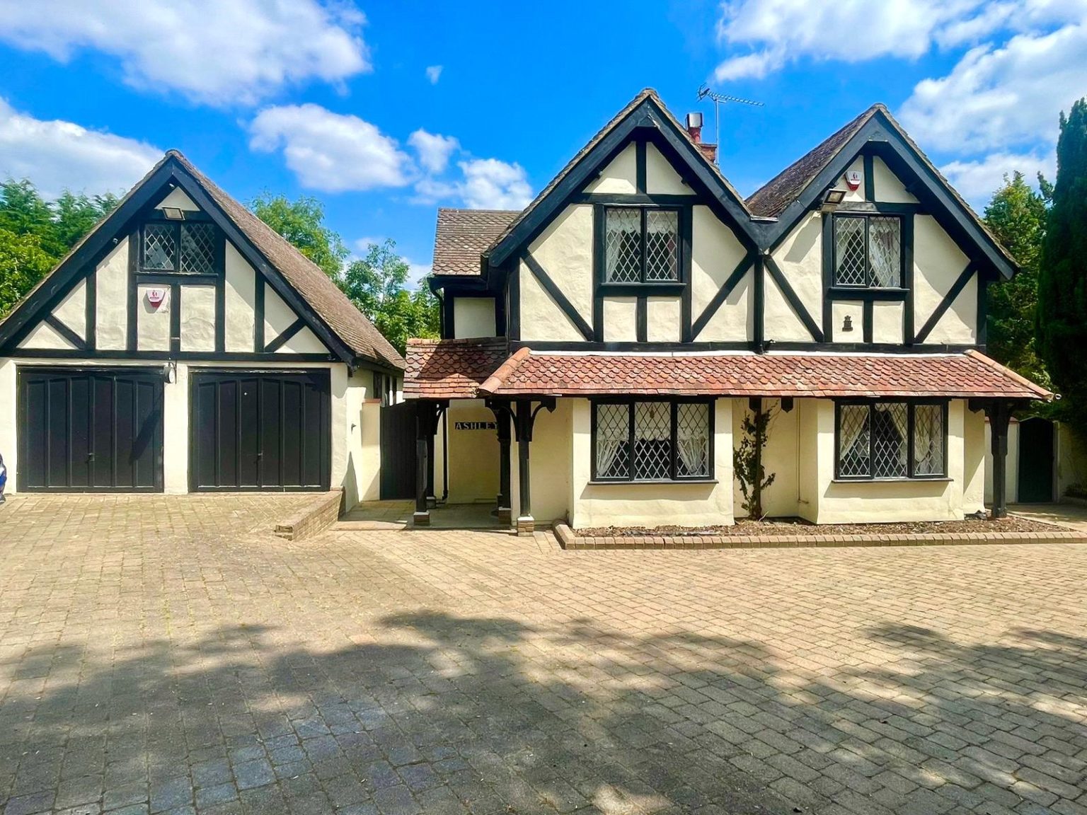 Cattlegate Road, Crews Hill Statons