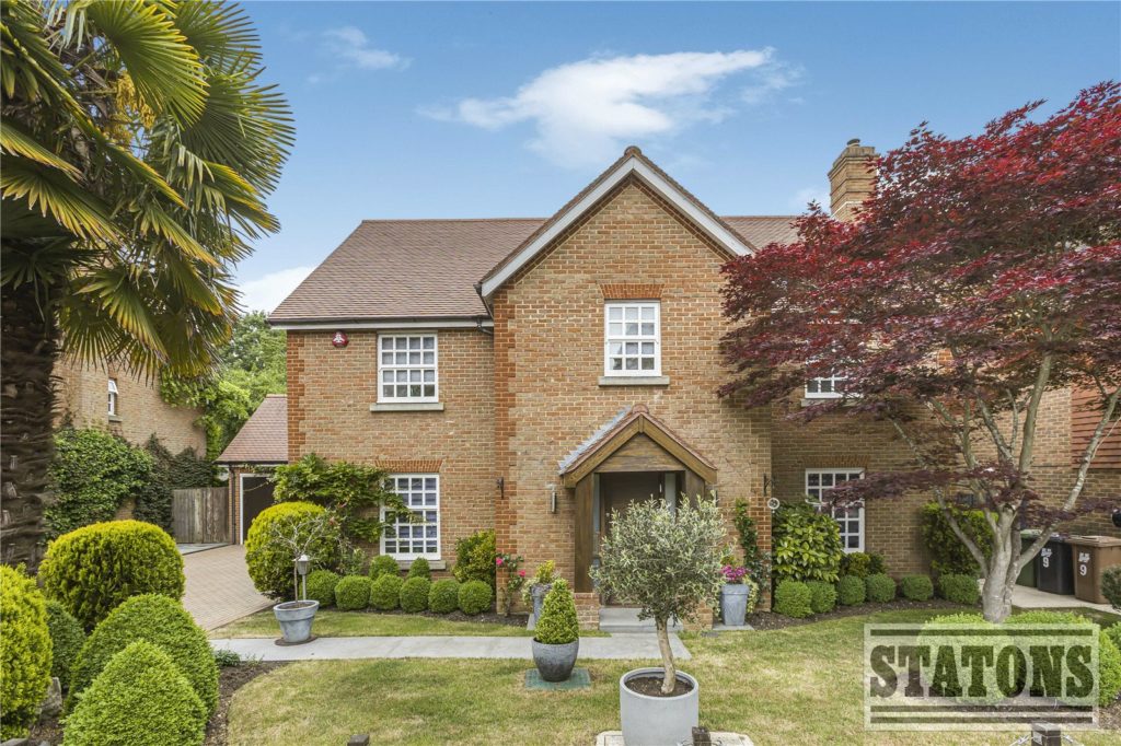 May Gardens, Elstree