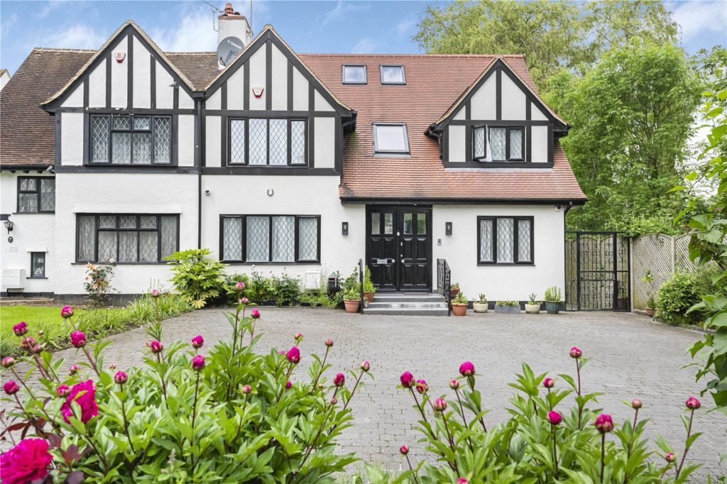 Lancaster Avenue, Hadley Wood