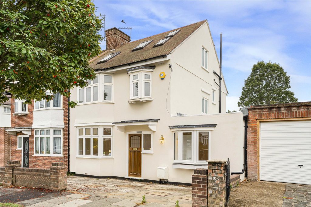 Queens Avenue, London