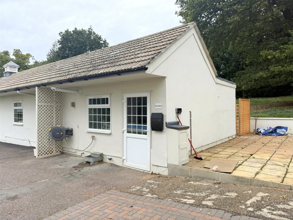 Skyfield Manor, West End Lane