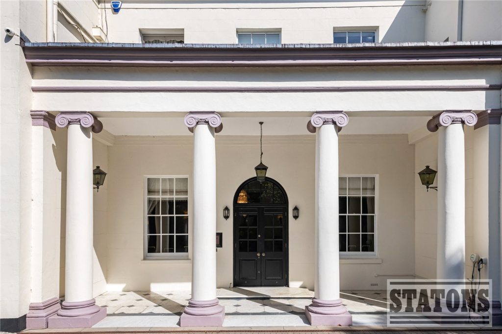 Essendon Place, Essendon