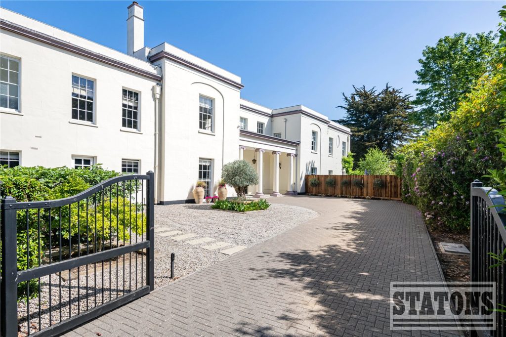 Essendon Place, Essendon