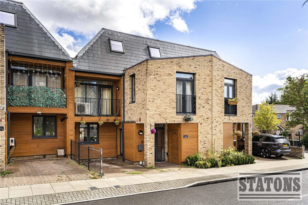Sphinx Way, Underhill