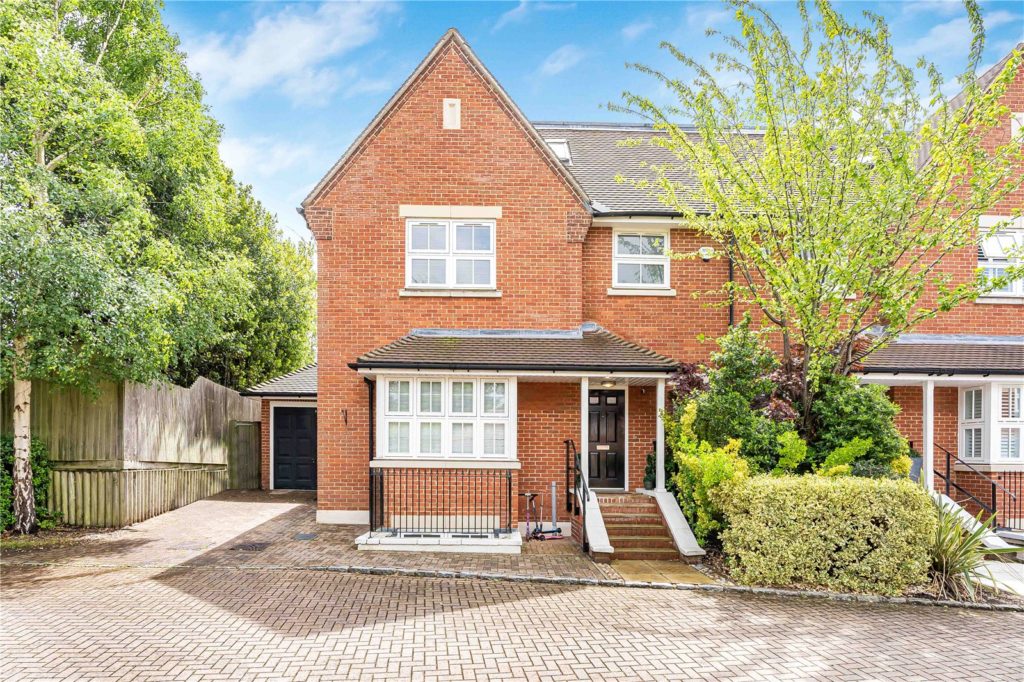 Douglas Close, Hadley Wood